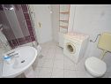 Apartments Ljuba - nice garden: A2(4+1) Plavi, A4(8+1), A1(2+2) Okrug Gornji - Island Ciovo  - Apartment - A2(4+1) Plavi: bathroom with toilet