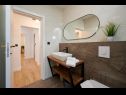 Apartments Natali - 5 M from the beach : A6(4+1) Okrug Gornji - Island Ciovo  - Apartment - A6(4+1): bathroom with toilet