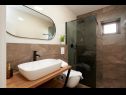 Apartments Natali - 5 M from the beach : A6(4+1) Okrug Gornji - Island Ciovo  - Apartment - A6(4+1): bathroom with toilet