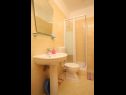 Apartments Perini dvori - by the sea: A1 PERGA (2), A2 VOLAK (2), A3 PLANIKA (4), A4 GRDELIN (4) Veli Rat - Island Dugi otok  - Apartment - A1 PERGA (2): bathroom with toilet