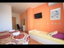 Apartments and rooms JoviZe - free parking R1(2+1), R2(2+1), R3(2), A4(2+2), A5(2+2), A6(2+2), SA7(2) Makarska - Riviera Makarska  - Room - R1(2+1): interior