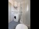 Apartments Ante - 10 m from sea: A1(6) Srima - Riviera Sibenik  - Apartment - A1(6): bathroom with toilet