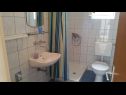 Apartments Mat - 100 m from sea: A1 Plavi(2+2), A2 Zeleni(4), A3 Bijeli(2+1), SA4 Crveni(2) Srima - Riviera Sibenik  - Apartment - A3 Bijeli(2+1): bathroom with toilet