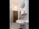 Apartments Tirkiz - 80m from the sea: A1 Mia (2+1), A2 Marija (6), A3 Klara (4) Rogac - Island Solta  - Apartment - A2 Marija (6): bathroom with toilet