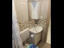 Apartments Matko-200m from the beach: A1 sjever(2+2), A2 jug(2+2), A3(6+2) Kastel Stafilic - Riviera Split  - Apartment - A3(6+2): bathroom with toilet