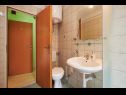 Apartments and rooms Jare - in old town R1 zelena(2), A2 gornji (2+2) Trogir - Riviera Trogir  - Room - R1 zelena(2): bathroom with toilet