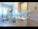 Apartments Mare - comfortable apartment : A1(5), A2(5) Trogir - Riviera Trogir  - Apartment - A1(5): bathroom with toilet