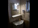 Apartments Antonija - fitness: SA1(2), A2(2+2), SA3(2+1), A4(2+2) Vinisce - Riviera Trogir  - Studio apartment - SA1(2): bathroom with toilet