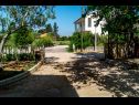 Apartments Mediteran - private parking: A1(2+1) Privlaka - Zadar riviera  - courtyard