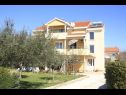 Apartments Mediteran - private parking: A1(2+1) Privlaka - Zadar riviera  - house