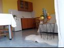 Apartments Mediteran - private parking: A1(2+1) Privlaka - Zadar riviera  - Apartment - A1(2+1): kitchen and dining room