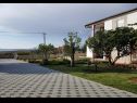 Apartments Sime - sea view: A1(4+1) Vrsi - Zadar riviera  - courtyard