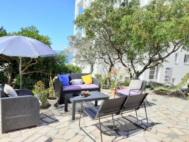 Apartments Viki - seaview & garden terrace: A1(6) Makarska - Riviera Makarska 