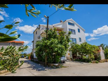 Apartments Milica - parking and garden: A1(6), SA2 gornji(2), SA3 donji(2), A4(2+1) Kastel Luksic - Riviera Split 