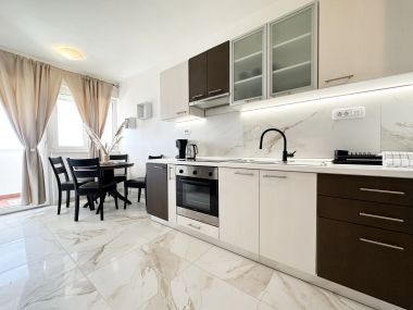 Apartments Maja - free Wifi: A1(2+1) Split - Riviera Split 