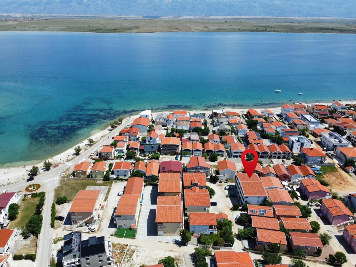 Apartments Gavro - 20 m from the sea: A1(4), A2 (2+2) Vir - Zadar riviera 