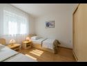 Apartments Bubi - sea view : A1(2), A2 Prvi kat(4+1), A3 drugi kat (4+1) Mastrinka - Island Ciovo  - Apartment - A2 Prvi kat(4+1): bedroom