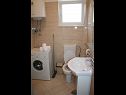 Apartments Central - 40m from the beach: A1(2), A2(4) Okrug Gornji - Island Ciovo  - Apartment - A2(4): bathroom with toilet