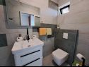 Rooms Katja - 10 m from beach: R1 Marta(2), R2 Gita(2), R3 Matej(3) Gradac - Riviera Makarska  - Room - R2 Gita(2): bathroom with toilet