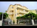 Apartments Ivi - big parking and courtyard SA2(3), SA4(2+1), SA3(2+1), SA5(2+1), SA6(2+1) Makarska - Riviera Makarska  - house