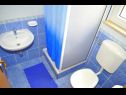 Apartments Ivi - big parking and courtyard SA2(3), SA4(2+1), SA3(2+1), SA5(2+1), SA6(2+1) Makarska - Riviera Makarska  - Studio apartment - SA2(3): bathroom with toilet