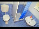 Apartments Ivi - big parking and courtyard SA2(3), SA4(2+1), SA3(2+1), SA5(2+1), SA6(2+1) Makarska - Riviera Makarska  - Studio apartment - SA2(3): bathroom with toilet