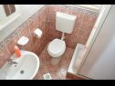 Apartments Ivi - big parking and courtyard SA2(3), SA4(2+1), SA3(2+1), SA5(2+1), SA6(2+1) Makarska - Riviera Makarska  - Studio apartment - SA5(2+1): bathroom with toilet