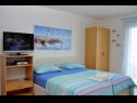 Apartments Ivi - big parking and courtyard SA2(3), SA4(2+1), SA3(2+1), SA5(2+1), SA6(2+1) Makarska - Riviera Makarska  - Studio apartment - SA5(2+1): bedroom