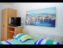 Apartments Ivi - big parking and courtyard SA2(3), SA4(2+1), SA3(2+1), SA5(2+1), SA6(2+1) Makarska - Riviera Makarska  - Studio apartment - SA6(2+1): bedroom