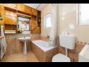 Apartments Stipe - comfortable apartment for 6 person: A(4+2) Makarska - Riviera Makarska  - Apartment - A(4+2): bathroom with toilet