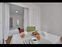 Apartments Ivica - 100m from the beach: SA1(2+1) ljubicasti, SA3(2) narancasti Makarska - Riviera Makarska  - Studio apartment - SA1(2+1) ljubicasti: dining room