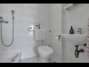 Apartments Ivica - 100m from the beach: SA1(2+1) ljubicasti, SA3(2) narancasti Makarska - Riviera Makarska  - Studio apartment - SA1(2+1) ljubicasti: bathroom with toilet