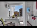 Apartments Ivica - 100m from the beach: SA1(2+1) ljubicasti, SA3(2) narancasti Makarska - Riviera Makarska  - Studio apartment - SA1(2+1) ljubicasti: kitchen and dining room