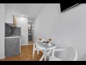 Apartments Ivica - 100m from the beach: SA1(2+1) ljubicasti, SA3(2) narancasti Makarska - Riviera Makarska  - Studio apartment - SA3(2) narancasti: kitchen and dining room