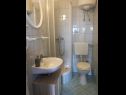 Apartments Kova - 10 m from sea: A1(4) Murter - Island Murter  - Apartment - A1(4): bathroom with toilet
