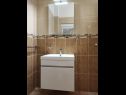 Apartments Maca - seaview & private parking: A1(2+1), A2(3+1), A3(3+2), SA4(2), A5(3+1), A6(3+2), SA7(2) Zablace - Riviera Sibenik  - Studio apartment - SA4(2): bathroom with toilet