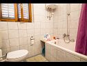 Apartments Marko - 10 m from sea: A3-Veliki(4+1) Stomorska - Island Solta  - Apartment - A3-Veliki(4+1): bathroom with toilet