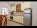 Apartments Mari - barbecue: A1Lile (4), A2Lile (2+2) Vinisce - Riviera Trogir  - Apartment - A1Lile (4): kitchen