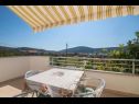 Apartments Mari - barbecue: A1Lile (4), A2Lile (2+2) Vinisce - Riviera Trogir  - Apartment - A2Lile (2+2): balcony