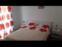 Apartments Mare - with parking : A1(4+1) Vinisce - Riviera Trogir  - Apartment - A1(4+1): bedroom