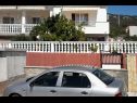 Apartments Mari - barbecue: A1Lile (4), A2Lile (2+2) Vinisce - Riviera Trogir  - parking