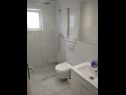 Apartments Ivan  - 15 m from beach: A1(7), SA2(2), A3(2+1) Vinisce - Riviera Trogir  - Apartment - A3(2+1): bathroom with toilet