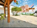 Apartments Mimi - free parking and barbecue: A1(2+2), A2(2+2) Nin - Zadar riviera  - courtyard