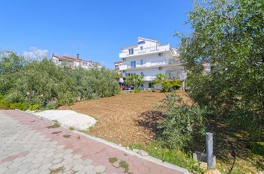 Apartments Ljuba - nice garden: A2(4+1) Plavi, A4(8+1), A1(2+2) Okrug Gornji - Island Ciovo 