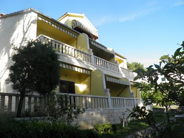 Apartments Angela -  with beautiful courtyard: A1(2), SA1(2), SA2(2), SA3(2+1) Brela - Riviera Makarska 