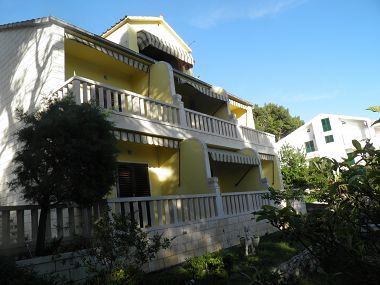 Apartments Vese - 200 m from beach: SA1(2+1), SA2(2+1), SA3(2+1), A4(4) Brela - Riviera Makarska 