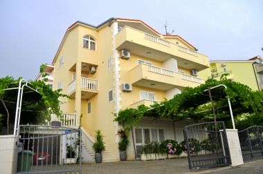 Apartments Ivi - big parking and courtyard SA2(3), SA4(2+1), SA3(2+1), SA5(2+1), SA6(2+1) Makarska - Riviera Makarska 