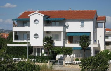 Apartments Beti - 70 m from sea: A1(2+2), A2(2+2), A3(2+2) Betina - Island Murter 