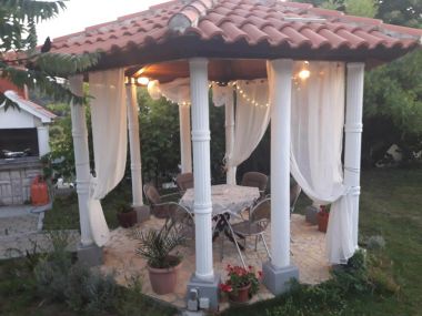 Apartments Pavilion - beautiful garden & comfortable: A1(6) Kampor - Island Rab 