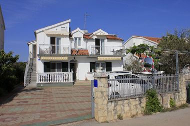 Apartments Vik - 250 m from beach A1(4+4), A2(3+2), A3(2+2), SA4(2) Brodarica - Riviera Sibenik 